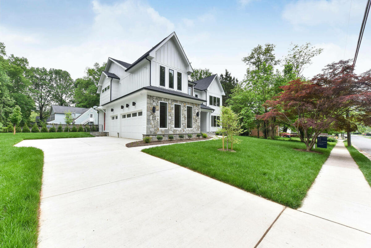 4 Bed, 3 Bath Modern Farmhouse in Northern Virginia