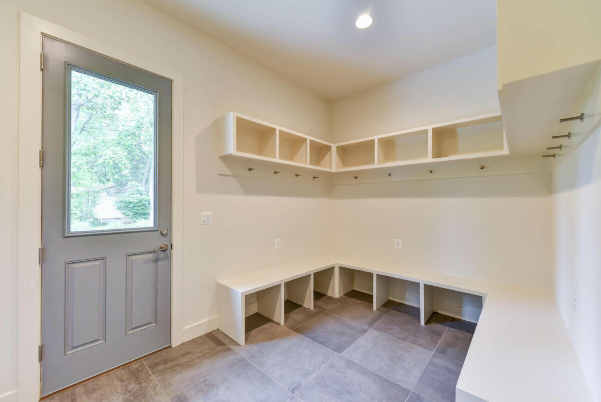 4 Bed, 3 Bath Modern Farmhouse in Northern Virginia