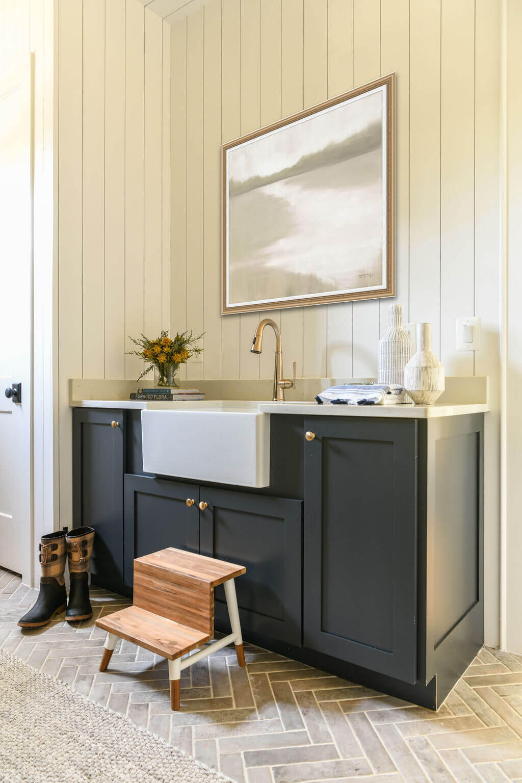 Mashie_mudroom_with_kellogg_collection_painting